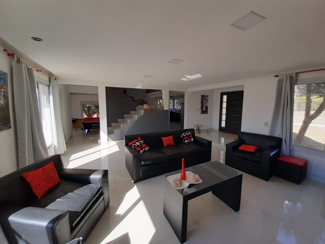 Vendo casa de dos plantas en Villa Lago Azul (B° cerrado sobre el lago San Roque)