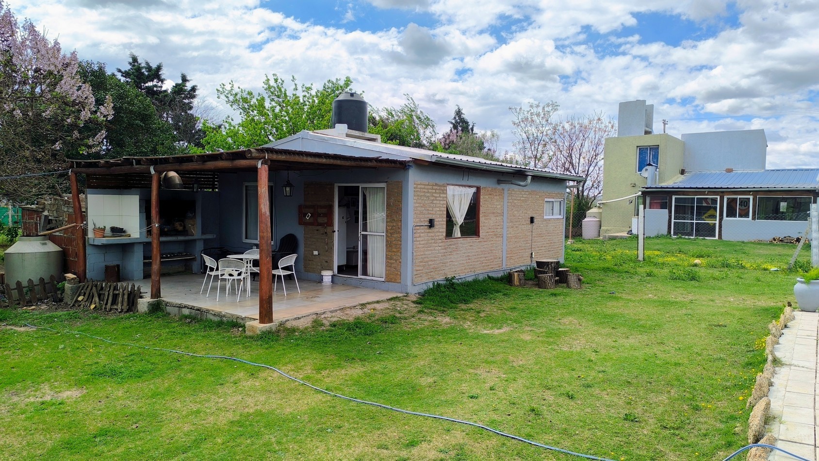 VENTA - COMPLEJO DE 3 CABAÑAS EN VILLA PARQUE SIQUIMAN