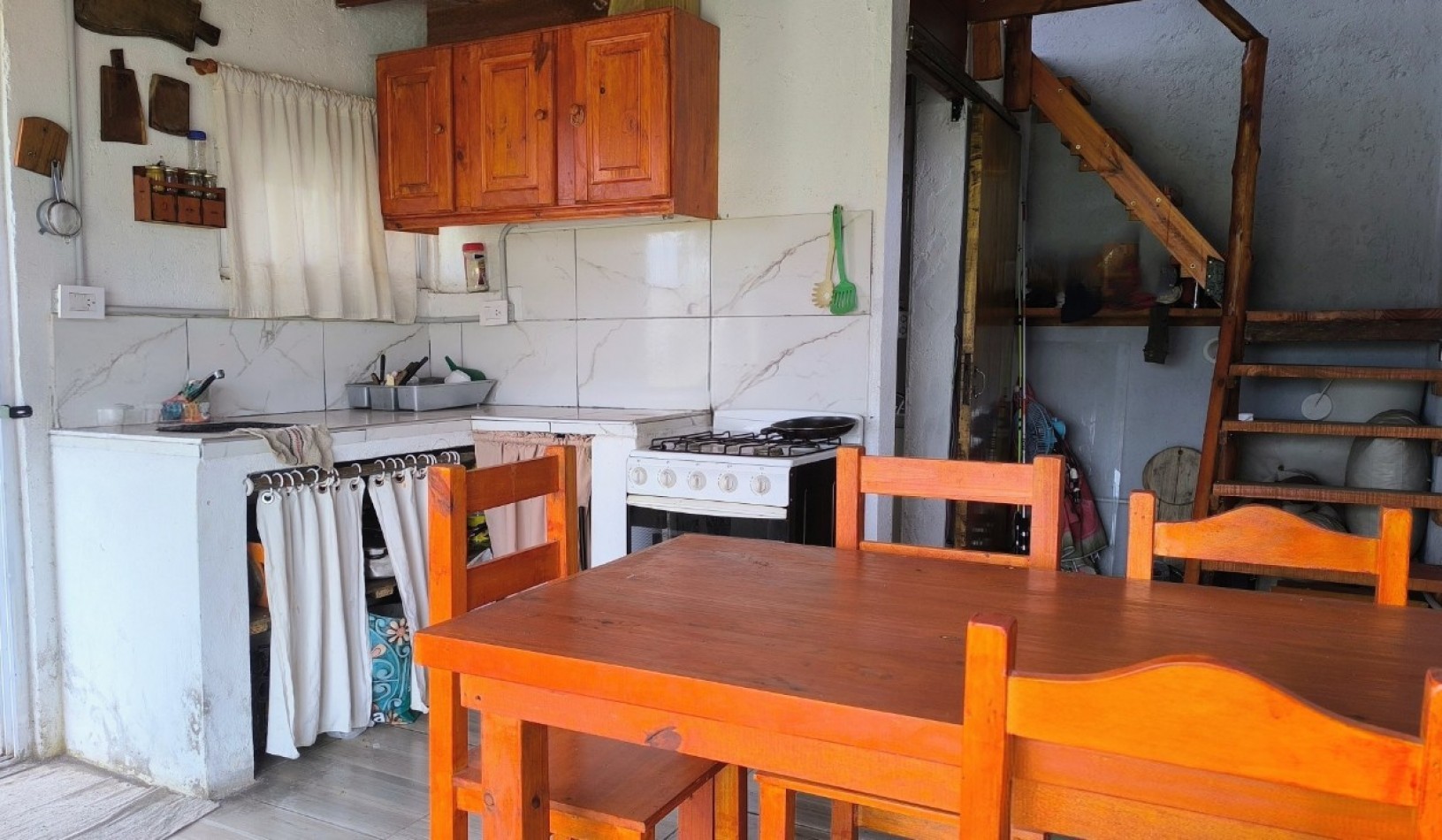VENTA - COMPLEJO DE 3 CABAÑAS EN VILLA PARQUE SIQUIMAN